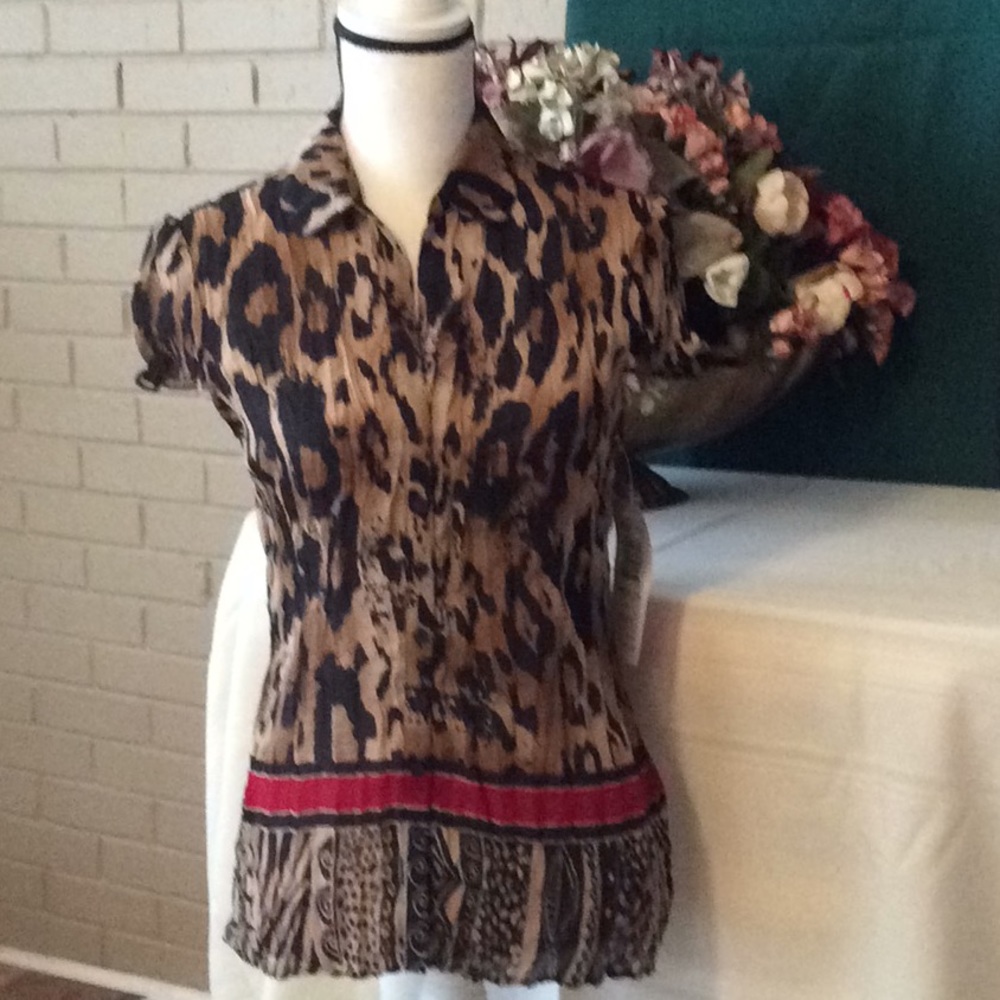 Sunny Leigh Blouse 100% polyester buttons closer